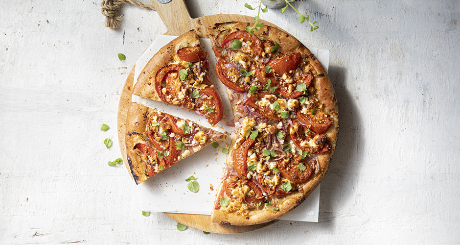 Greek flatbread pizza – Ladenia | Akis Petretzikis