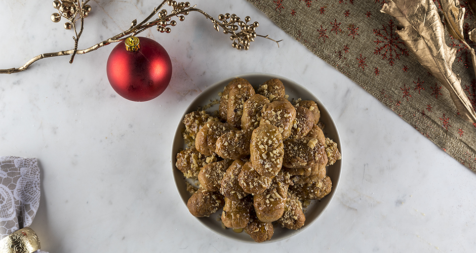 Akis' Greek Christmas honey cookies- Melomakarona | Akis Petretzikis