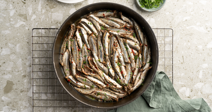 Greek garlic marinated anchovies – Gavros skordatos | Akis Petretzikis