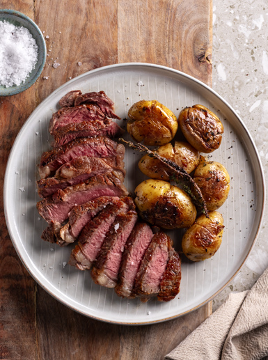 Μοσχαρίσιες μπριζόλες με πατάτες baby