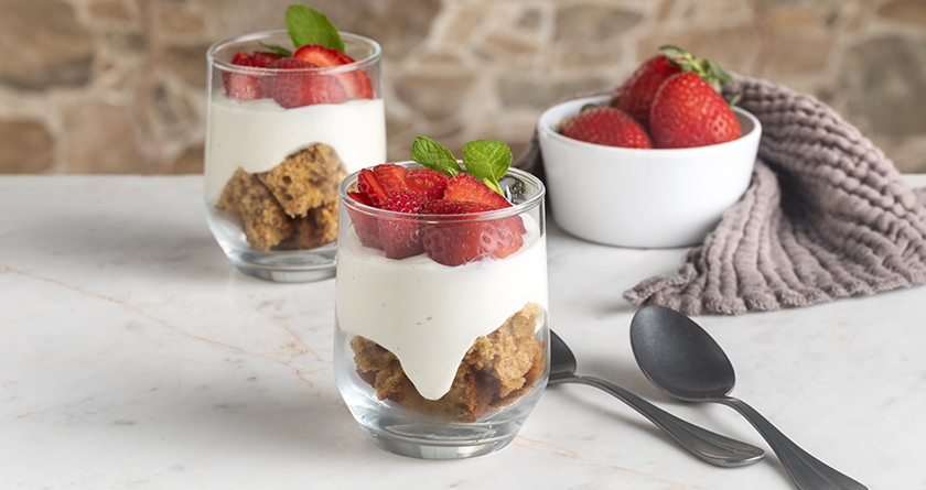 Yogurt and strawberry trifle | Akis Petretzikis