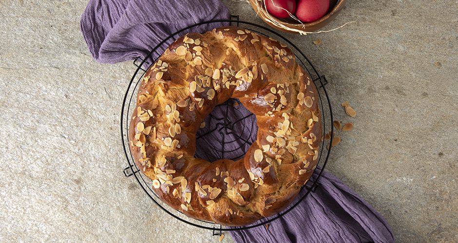 Greek round sweet bread Tsoureki Akis Petretzikis