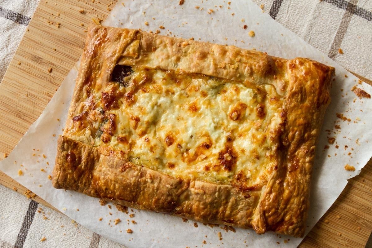 Πίτα με λουκάνικα Άκης Πετρετζίκης