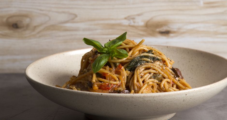Spaghetti alla Puttanesca in 10 Minutes | Akis Petretzikis