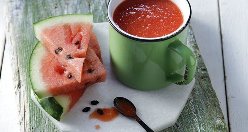 Smoothie με καρπούζι, φράουλα και τζίντζερ από τον Άκη Πετρετζίκη